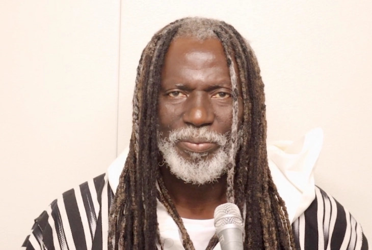 « Entre musique et engagement, Tiken Jah Fakoly porte haut la voix de l’Afrique » (vidéo)